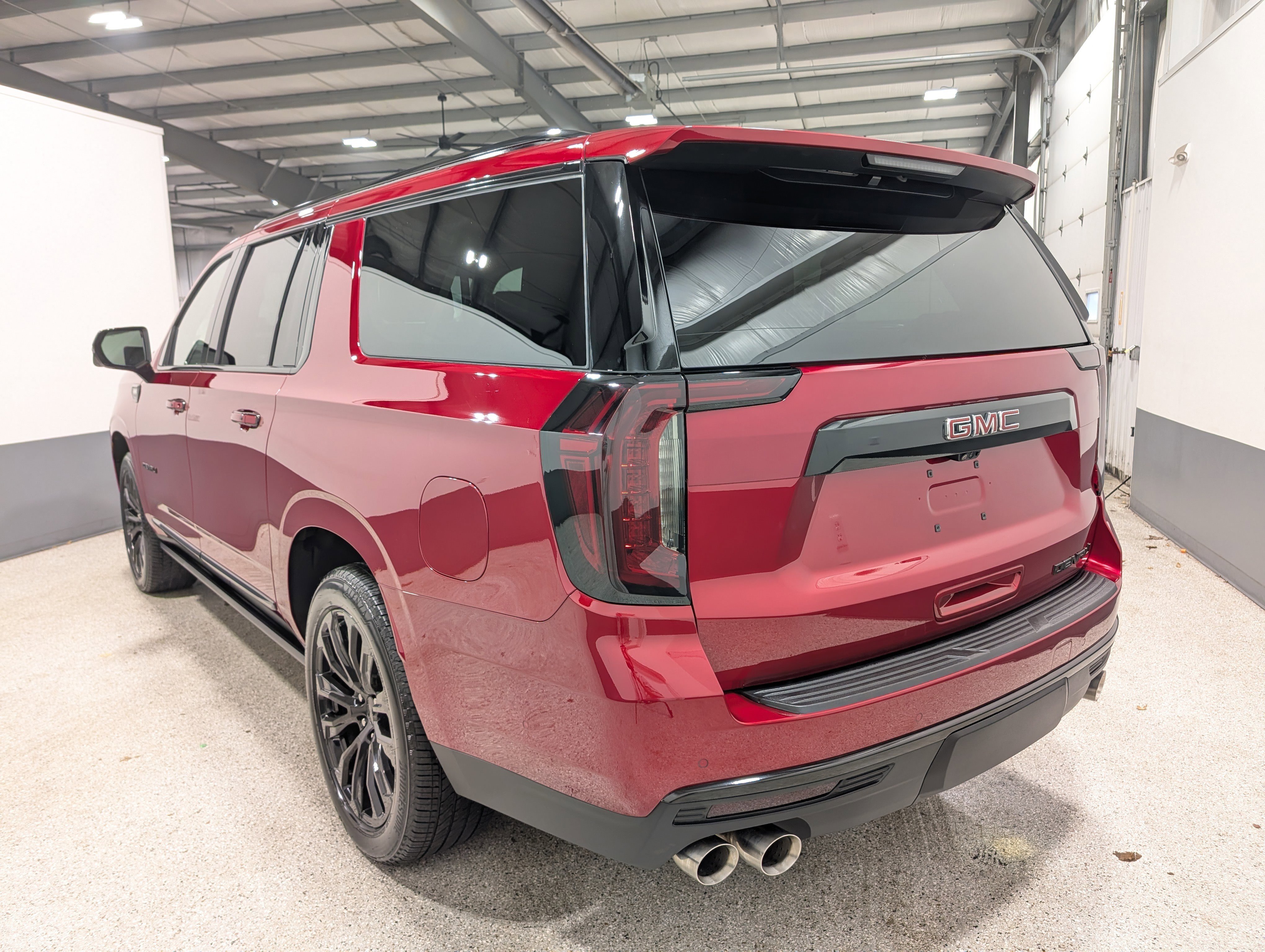 Used 2023 GMC Yukon XL Denali w/ Denali Reserve Package image 5