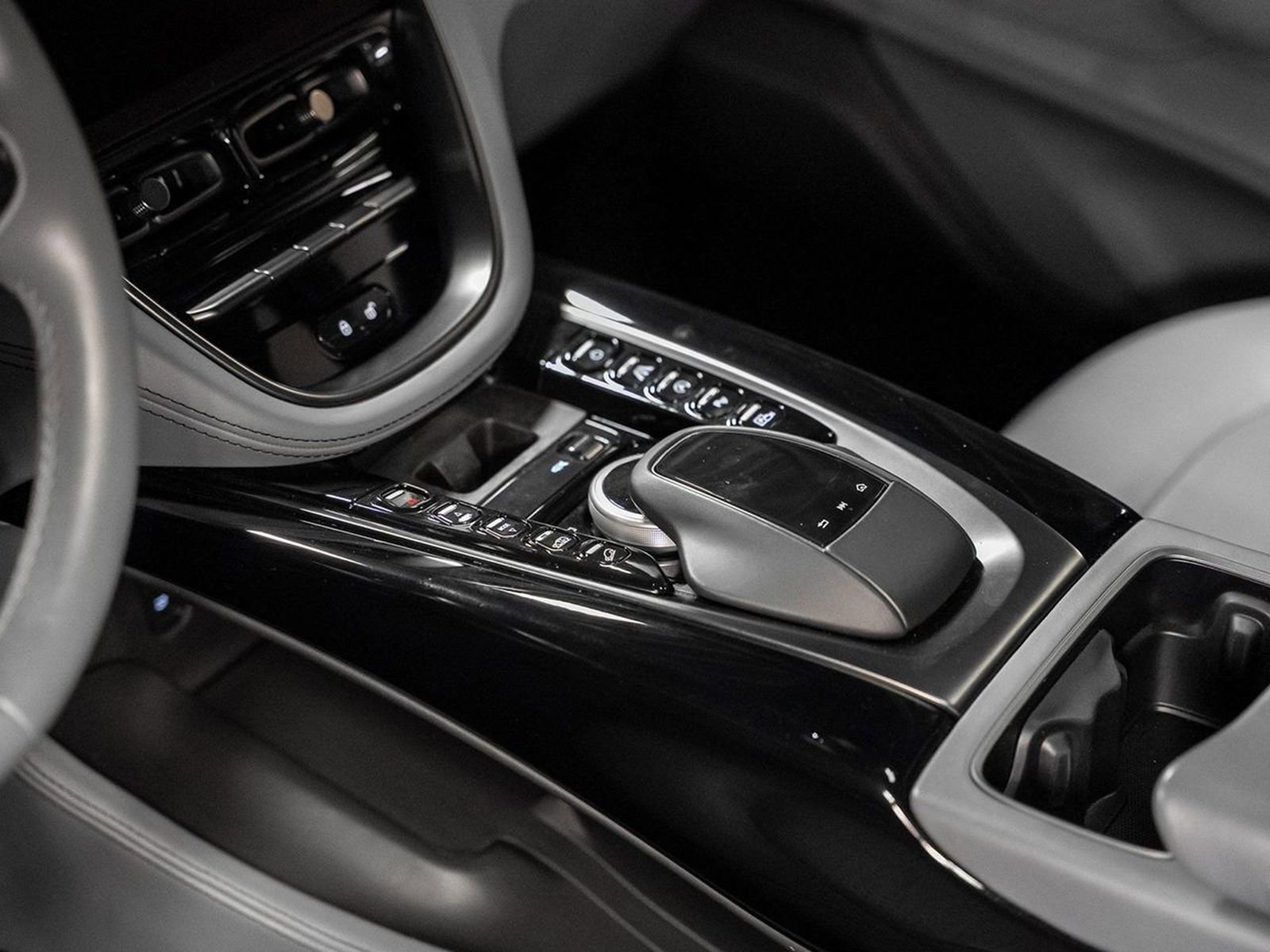 Used 2021 Aston Martin DBX image 44