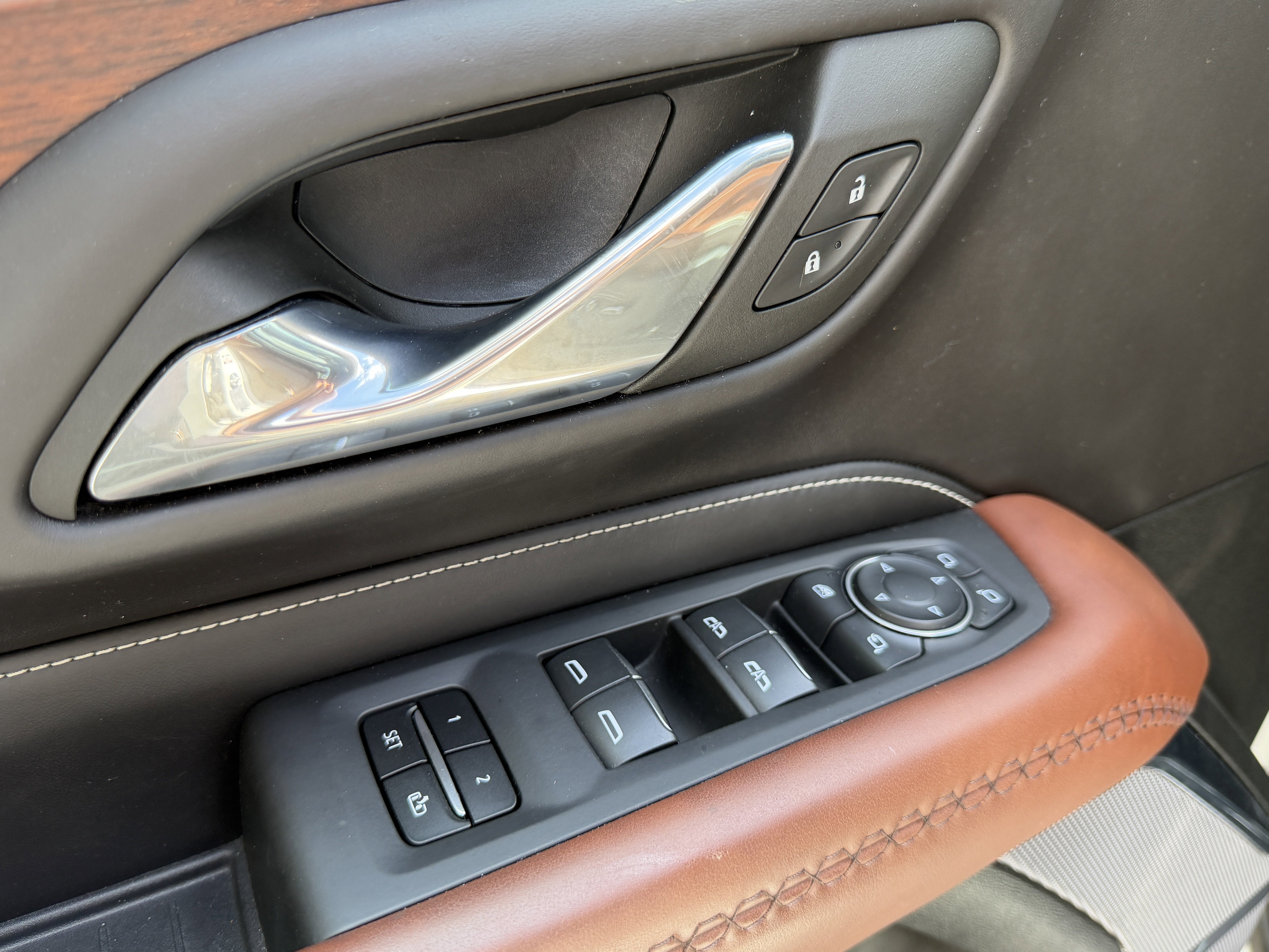 Used 2023 GMC Yukon Denali Ultimate AWD/4WD image 15