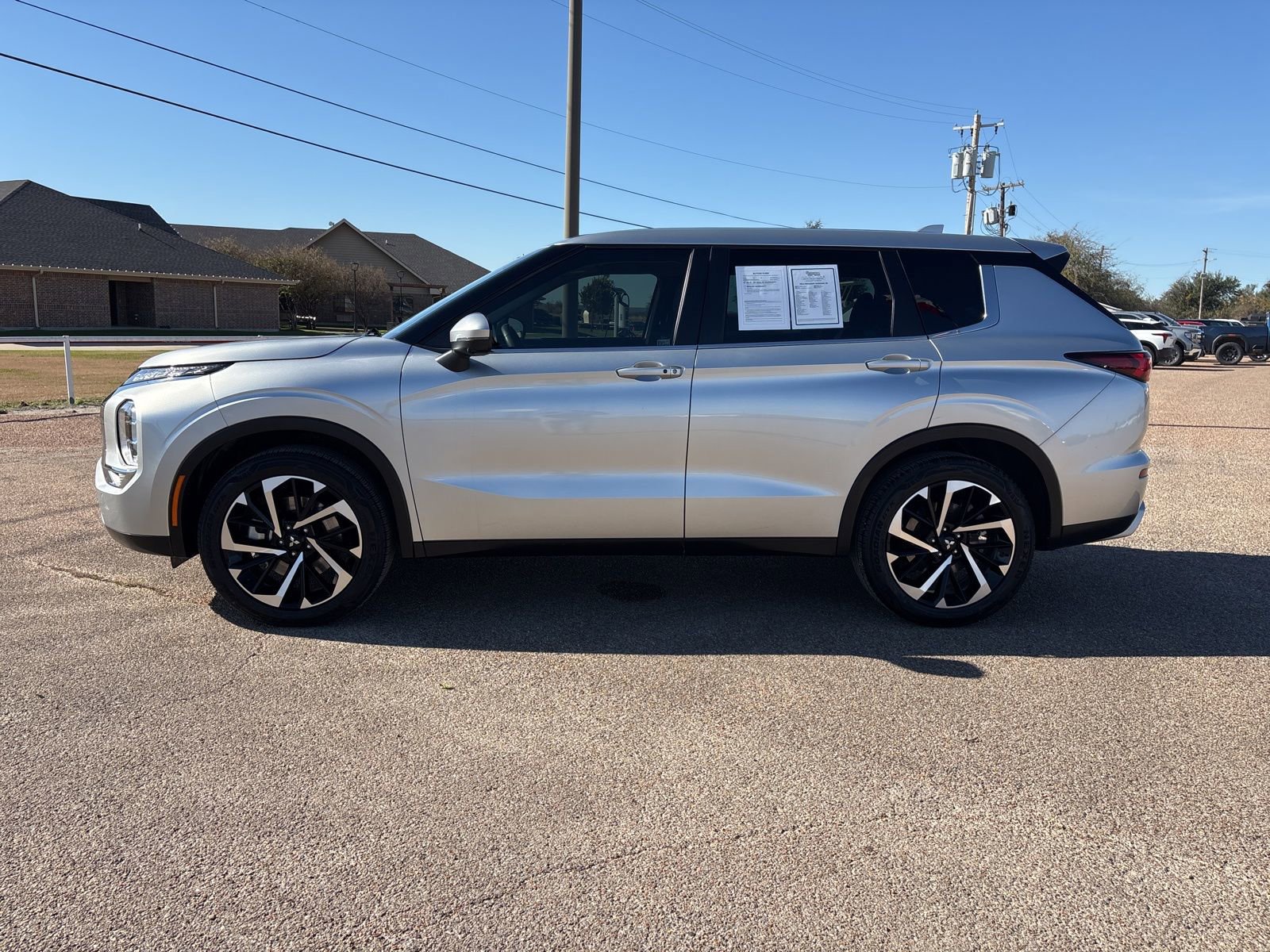 Used 2023 Mitsubishi Outlander SE image 2