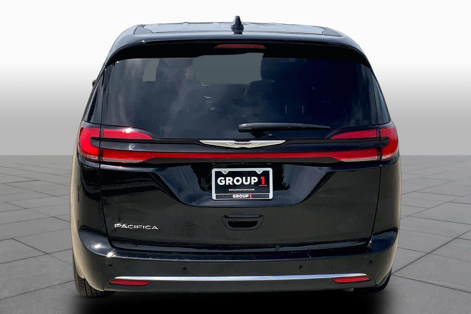 Used 2025 Chrysler Pacifica Select FWD image 4