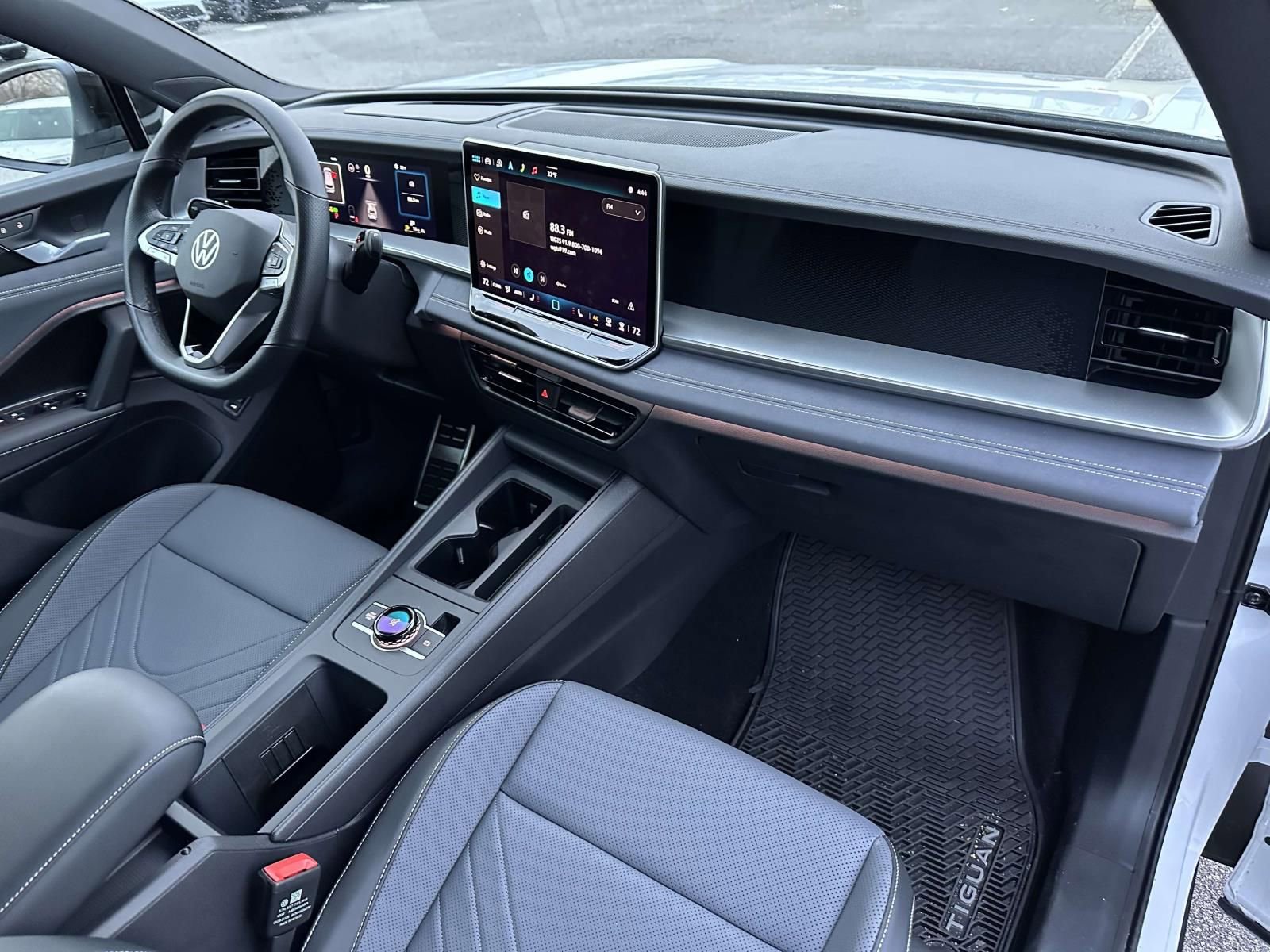 Used 2025 Volkswagen Tiguan SE R-Line image 11