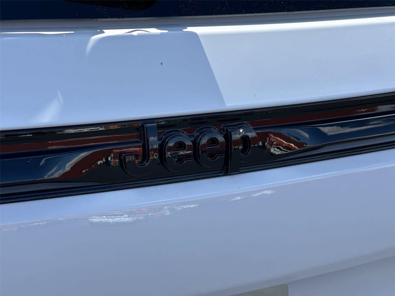 Used 2026 Jeep Grand Cherokee Altitude RWD image 8