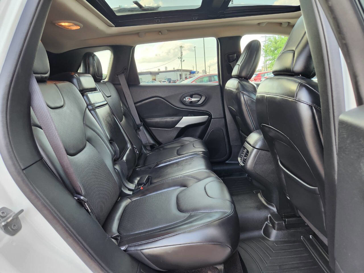 Used 2017 Jeep Cherokee Overland w/ Technology Group image 14