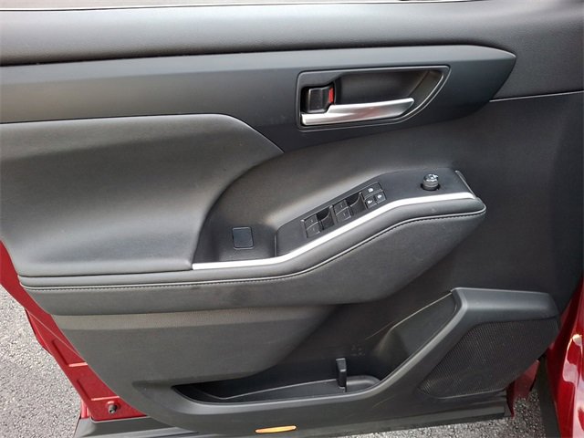 Used 2023 Toyota Highlander XLE image 17