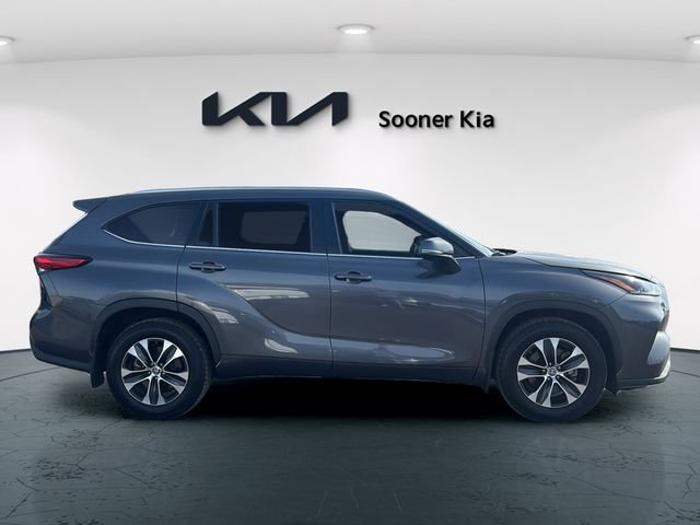 Used 2021 Toyota Highlander XLE AWD/4WD image 7