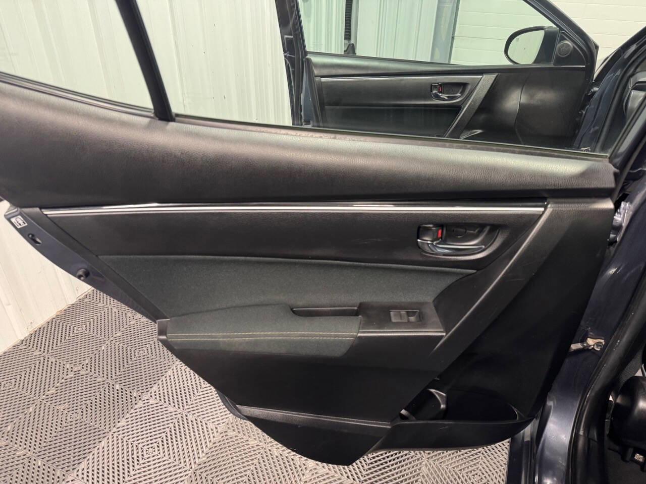 Used 2018 Toyota Corolla LE FWD image 9