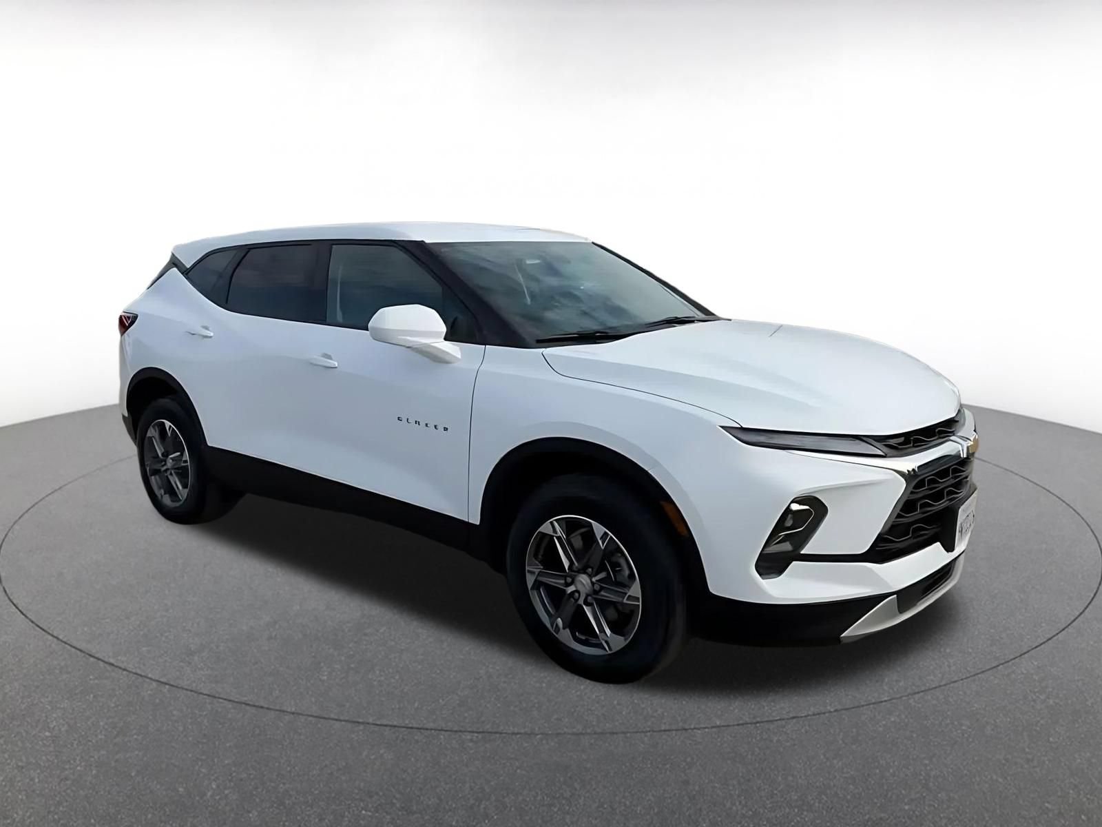 Used 2026 Chevrolet Blazer LT FWD image 2