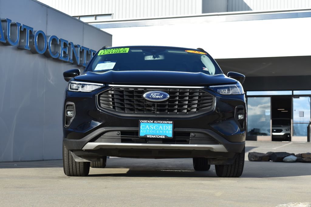 Used 2025 Ford Escape Platinum image 2