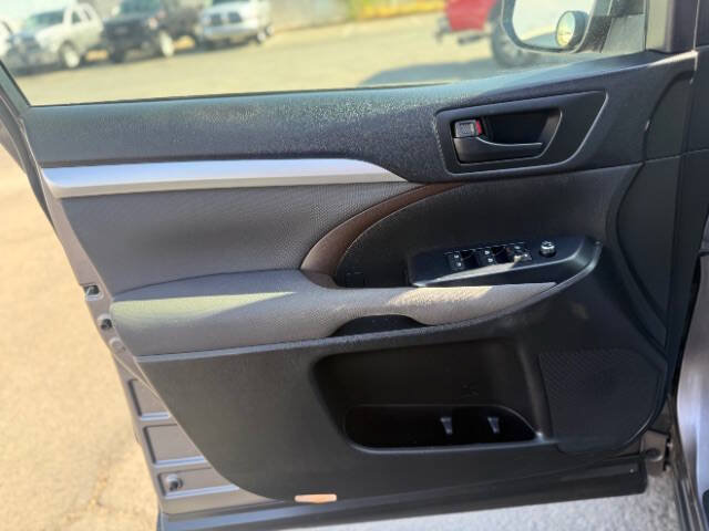 Used 2016 Toyota Highlander LE FWD image 9
