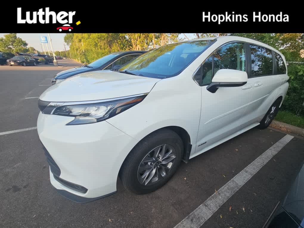 Used 2021 Toyota Sienna LE FWD image 1