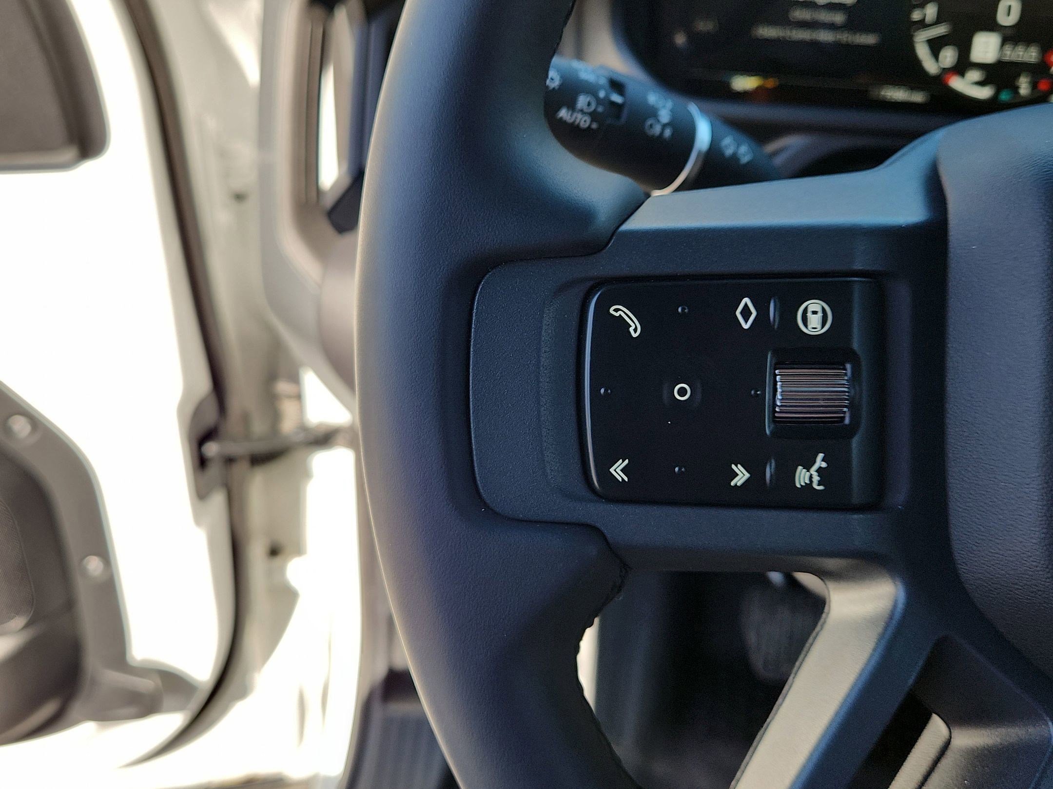 Used 2025 Land Rover Defender 90 X-Dynamic SE image 16