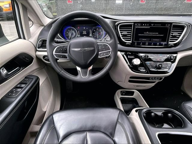 Used 2023 Chrysler Pacifica Touring-L FWD image 5