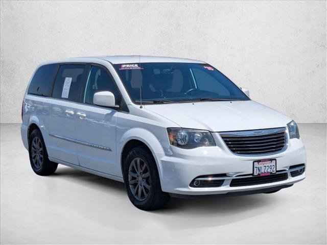 Used 2015 Chrysler Town & Country S w/ Driver Convenience Group FWD image 3