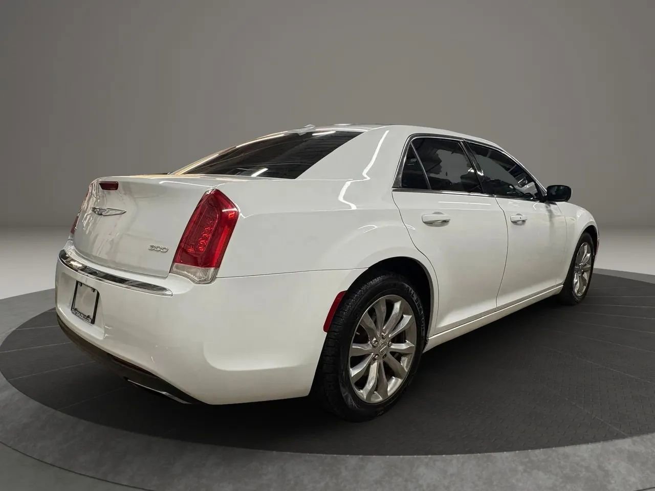 Used 2017 Chrysler 300 Limited w/ Value Package AWD/4WD image 8