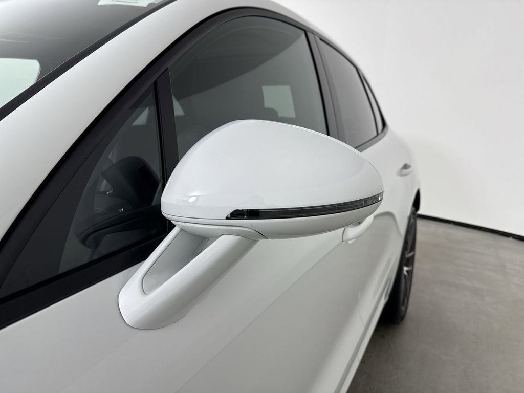 Certified 2025 Porsche Macan image 12