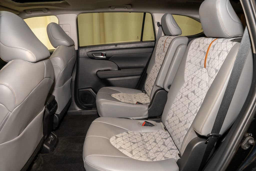 Used 2023 Toyota Highlander Bronze Edition image 9
