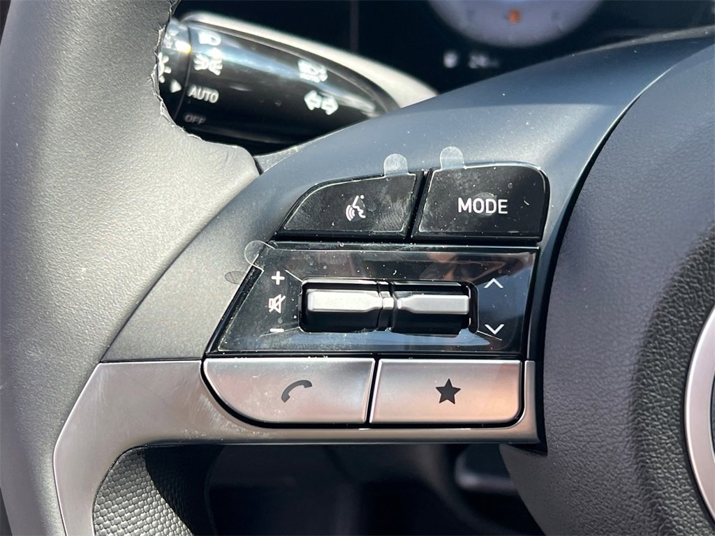 Used 2025 Hyundai Elantra Limited image 24