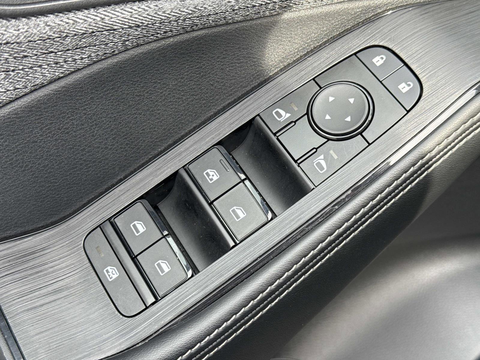 Used 2023 Nissan Rogue SV AWD/4WD image 16