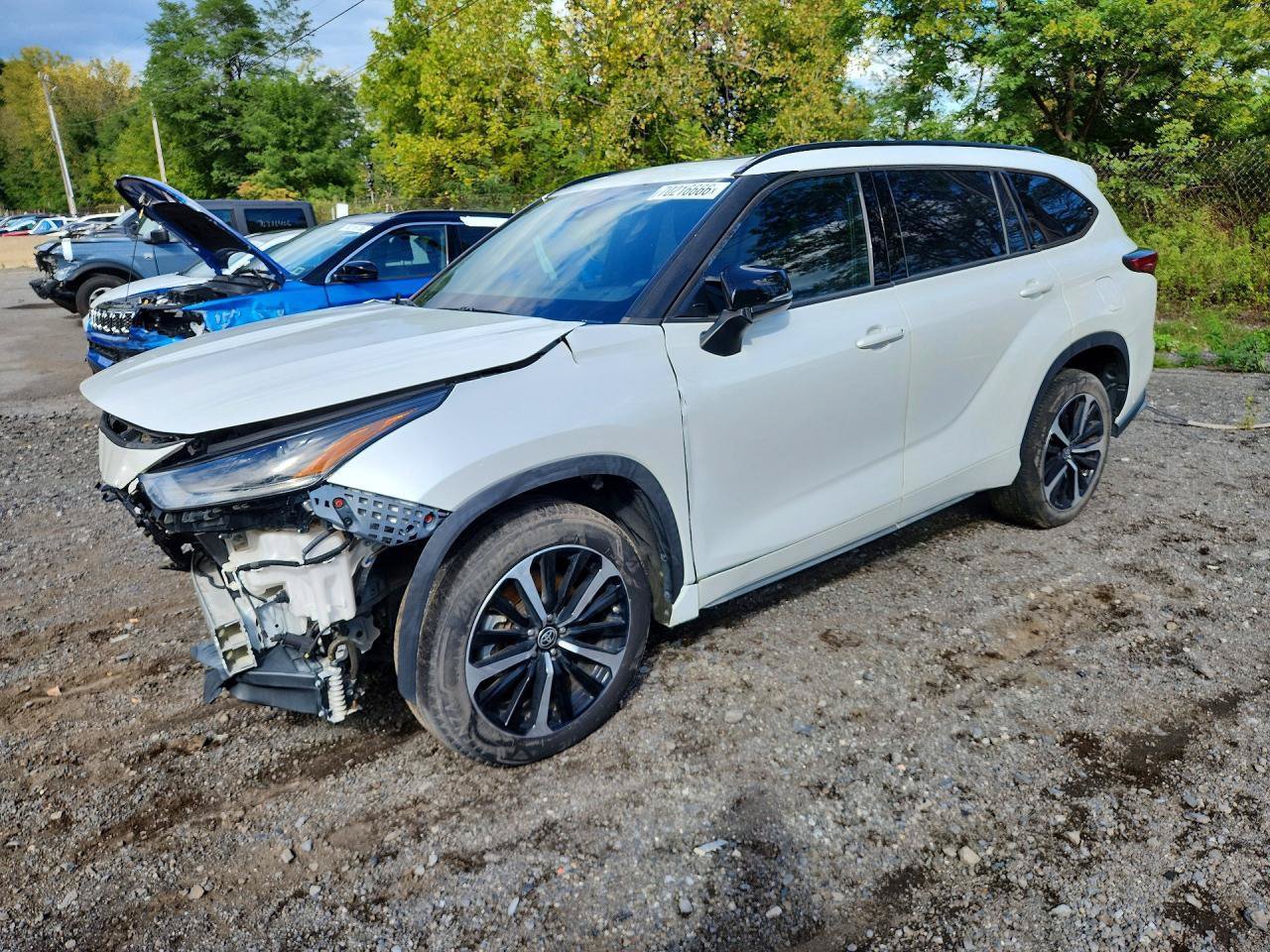 Used 2022 Toyota Highlander XSE FWD image 3