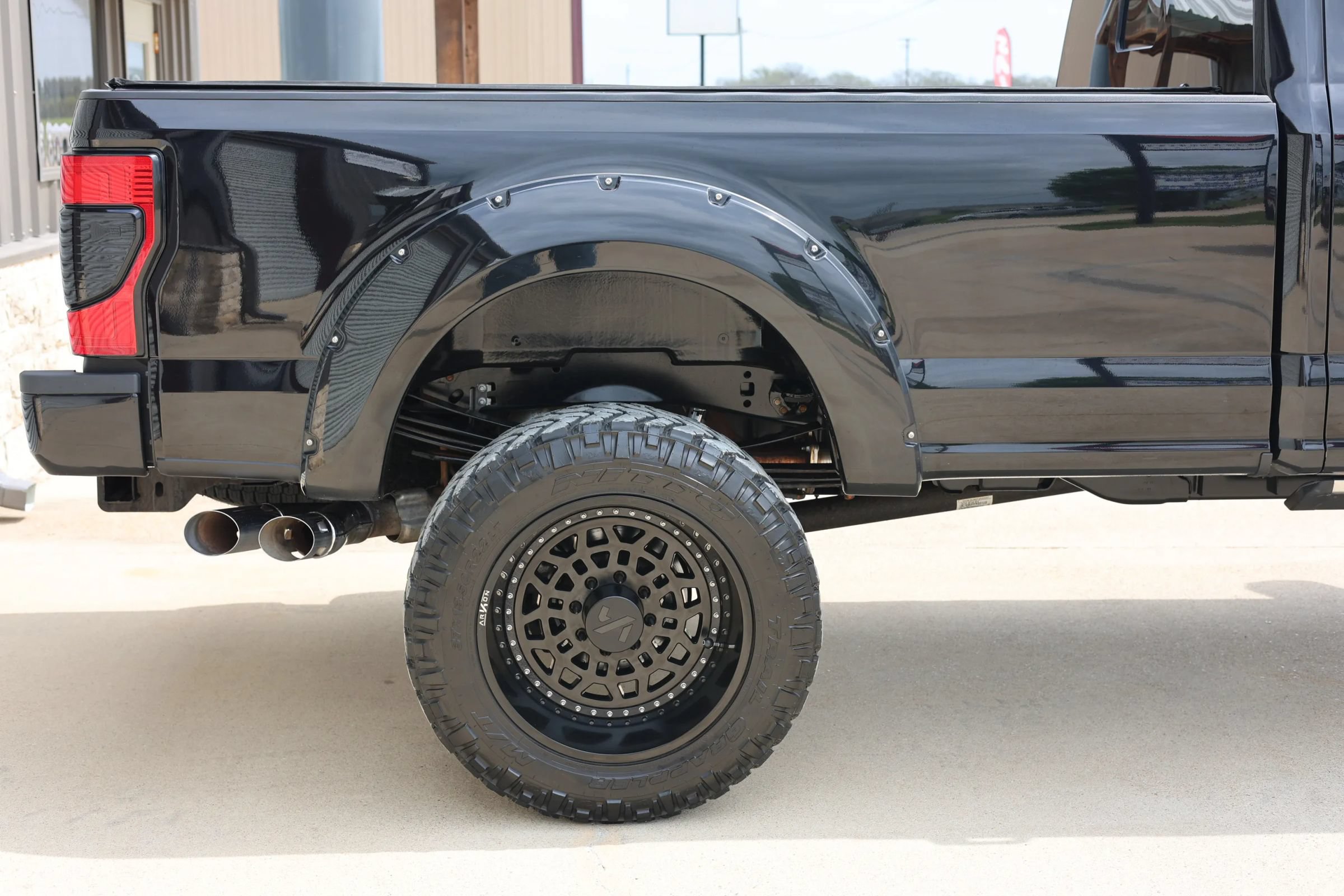 Used 2021 Ford F350 Platinum w/ FX4 Off-Road Package AWD/4WD image 16