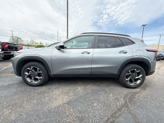 Used 2025 Chevrolet Trax LT w/ Sunroof Package FWD image 2