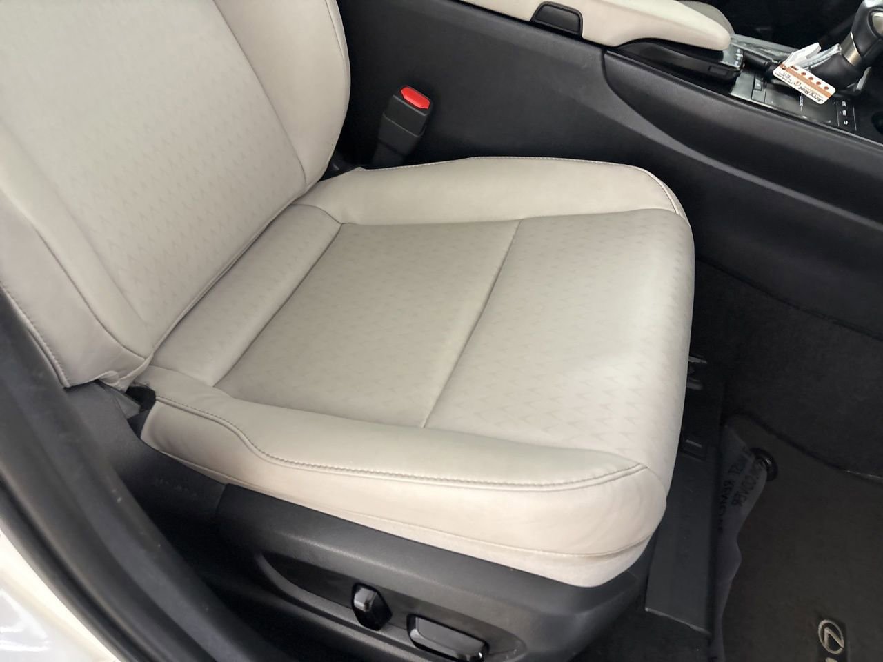 Used 2022 Lexus UX 200 w/ Accessory Package (Z1) image 27