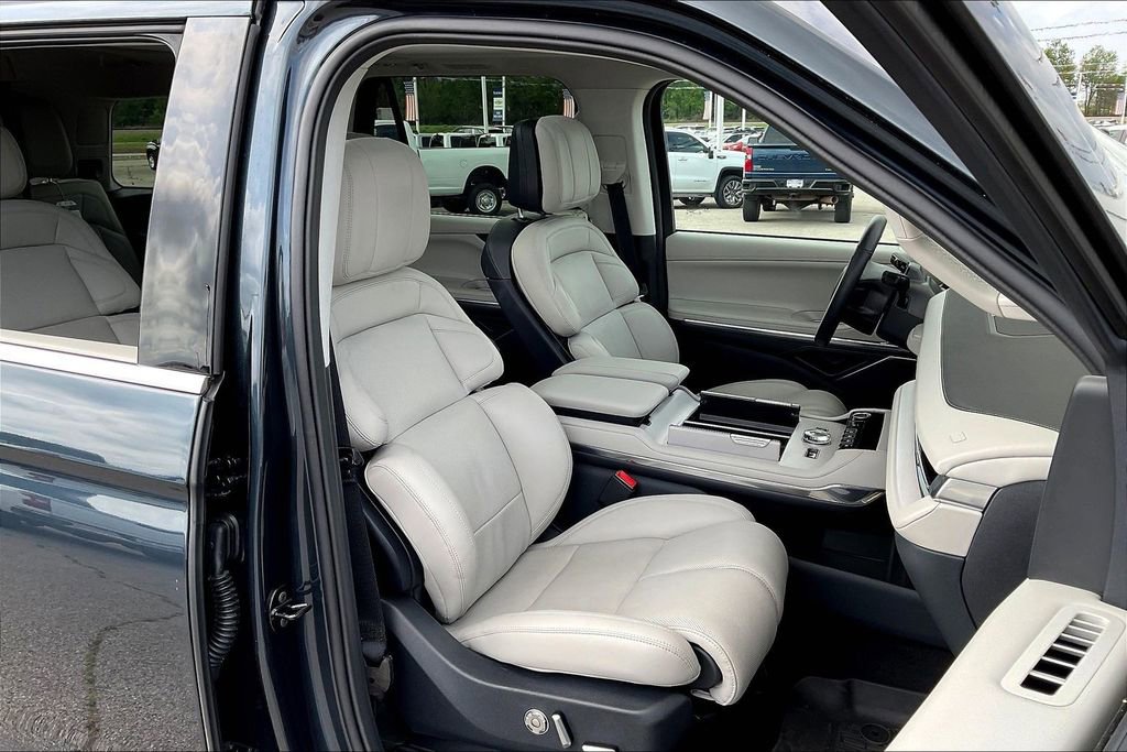 Used 2025 Lincoln Navigator Reserve image 7