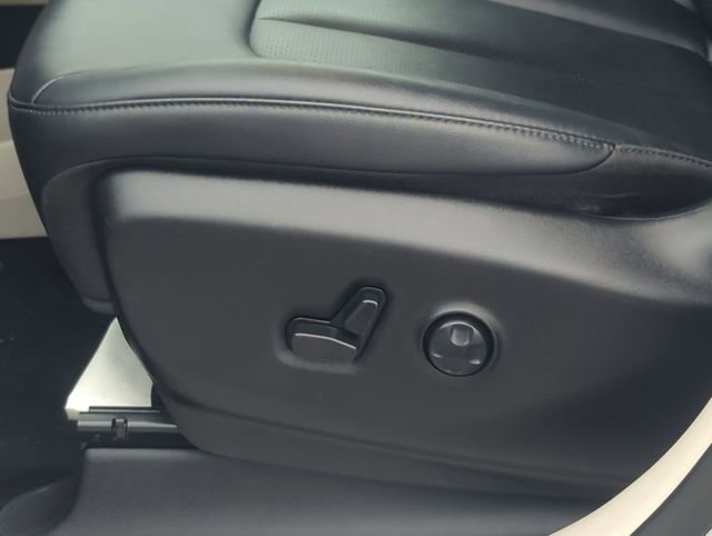 Used 2024 Chrysler Pacifica Touring-L FWD image 19