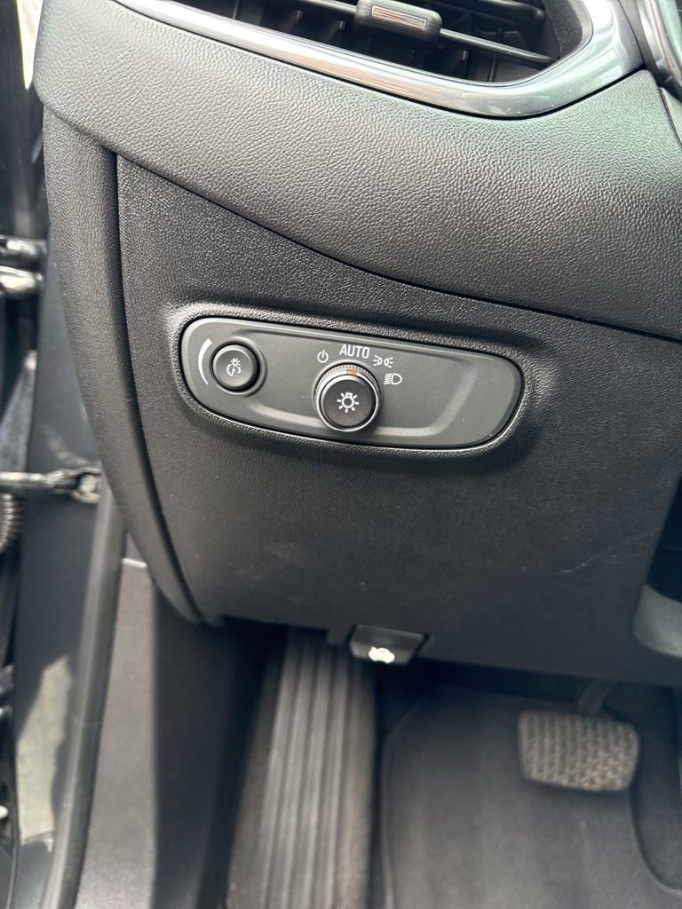 Used 2018 Chevrolet Equinox LS image 12