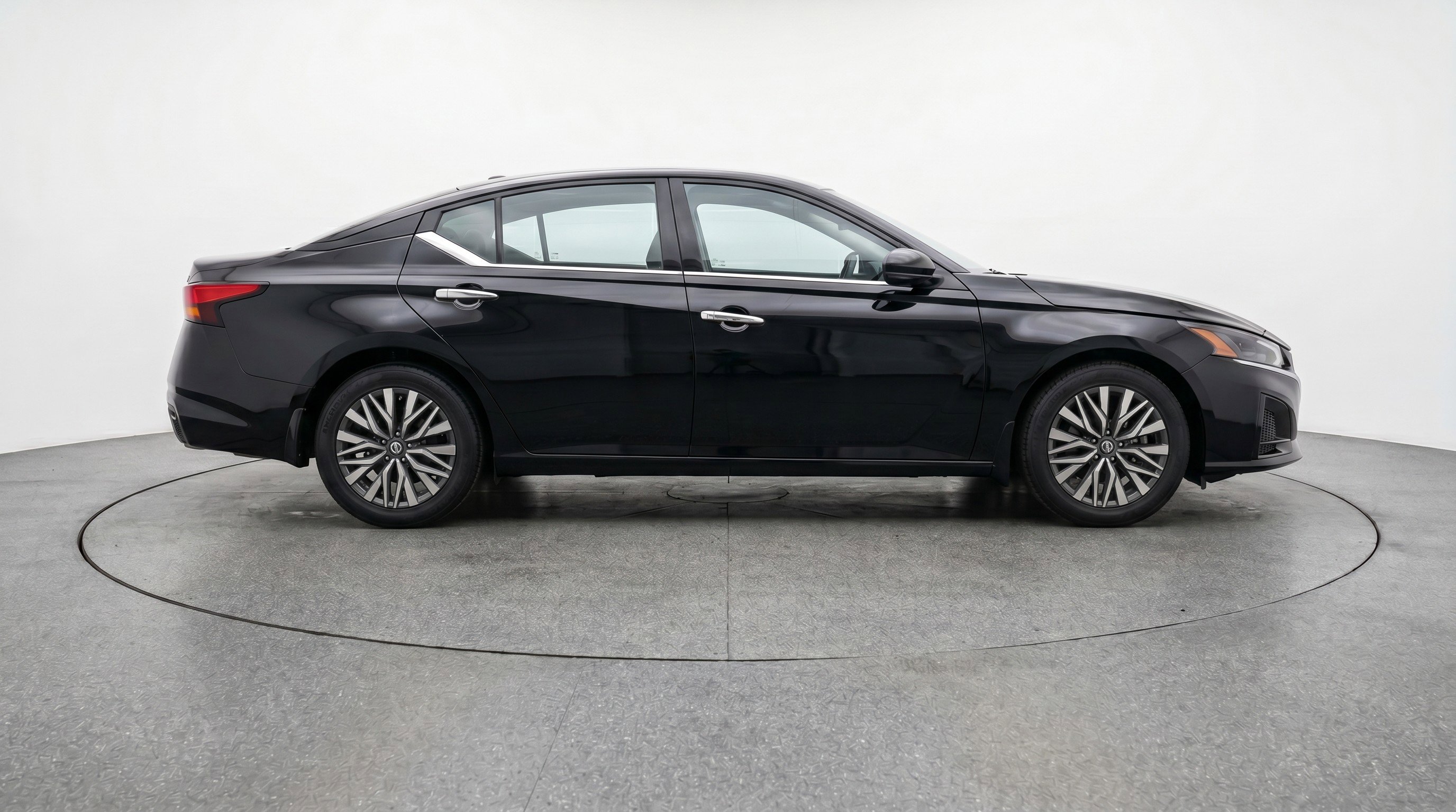 Used 2025 Nissan Altima 2.5 SV FWD image 11