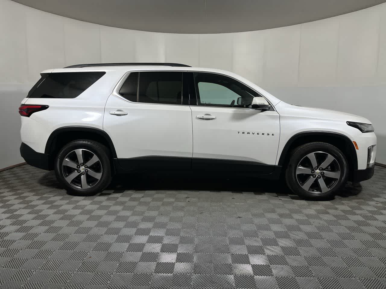 Used 2023 Chevrolet Traverse LT w/ LT Premium Package FWD image 9