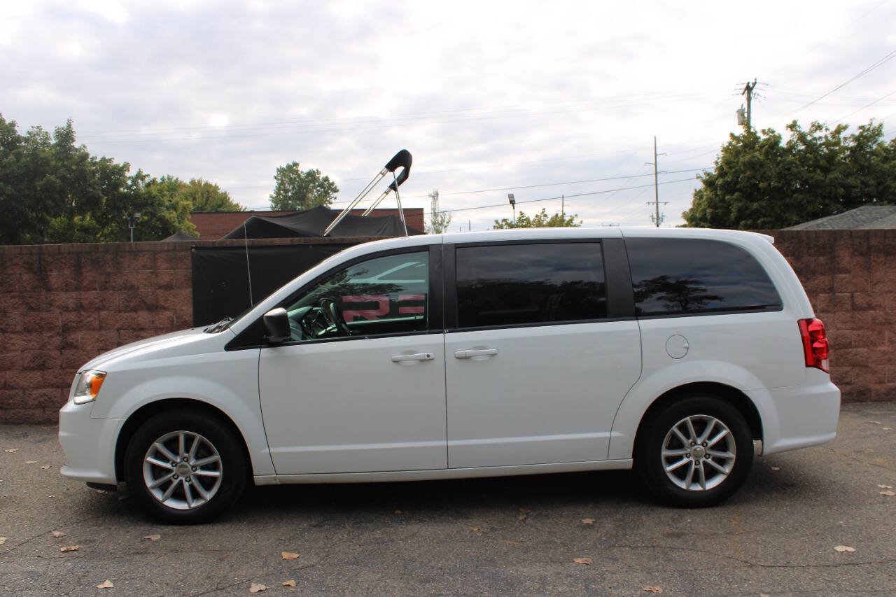 Used 2018 Dodge Grand Caravan SE FWD image 2