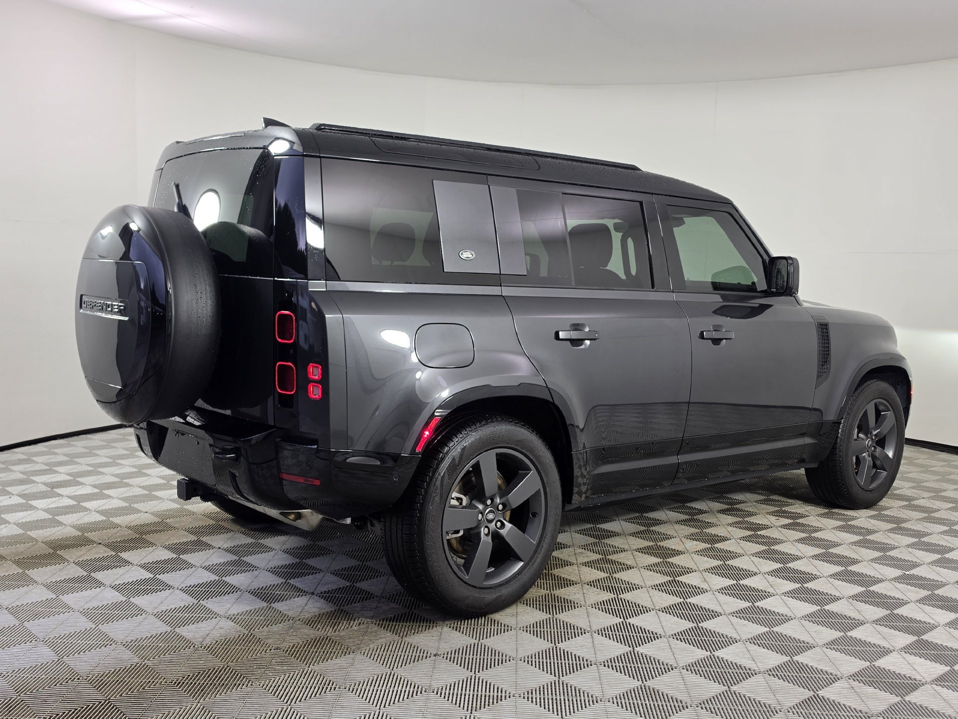 Used 2024 Land Rover Defender 110 X-Dynamic SE AWD/4WD image 41