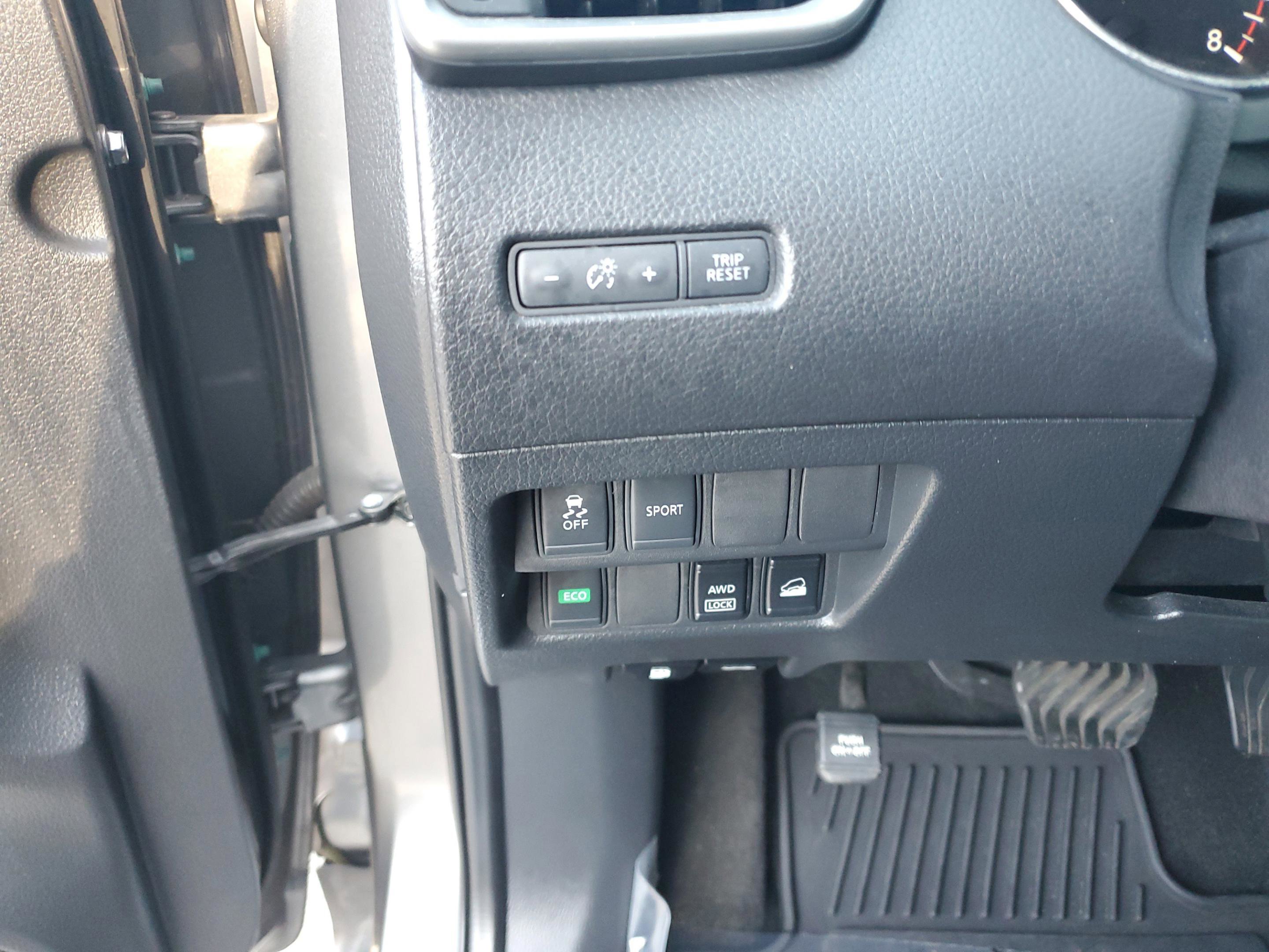 Used 2016 Nissan Rogue SV image 30