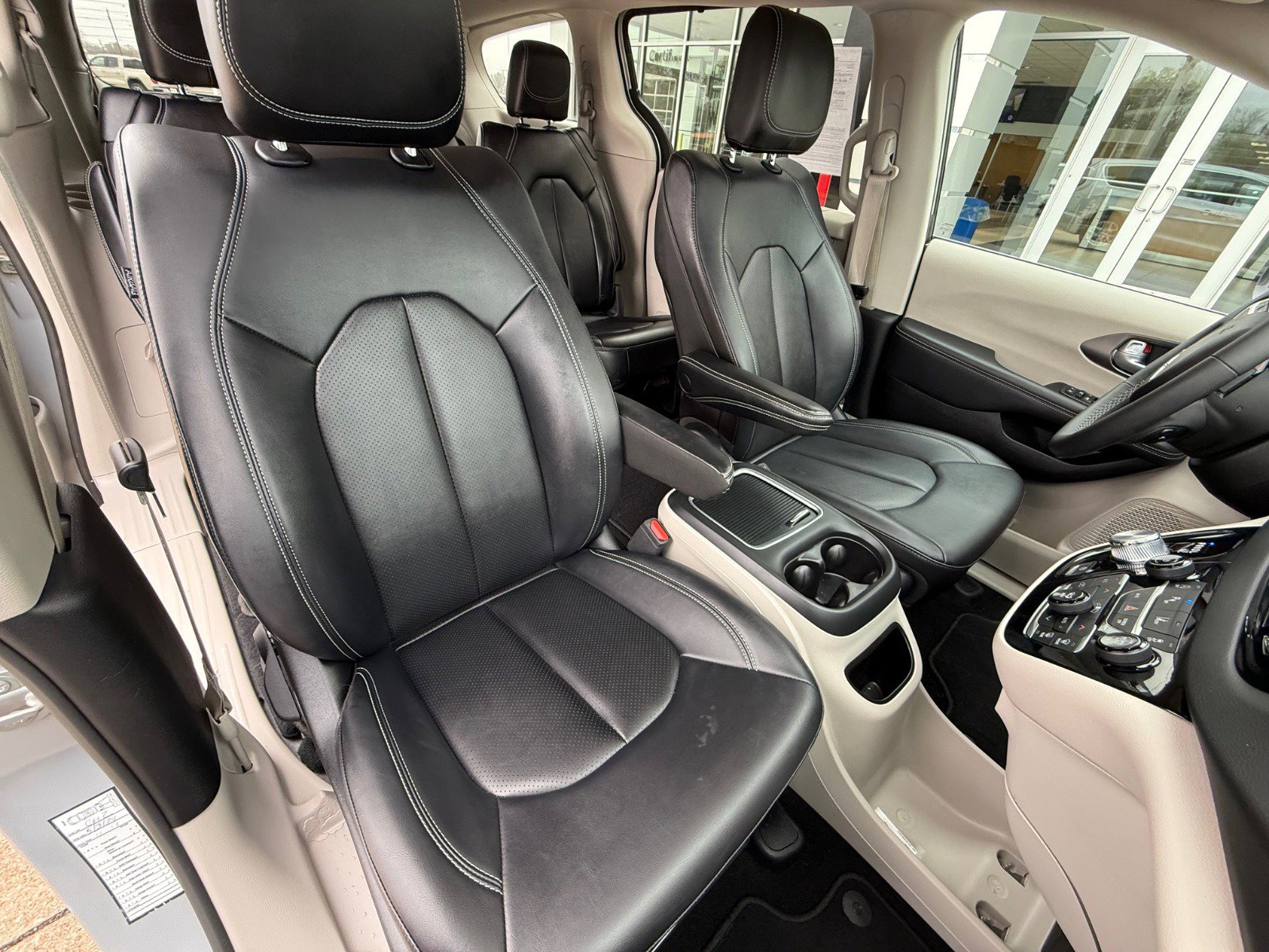 Used 2024 Chrysler Pacifica Touring-L image 32