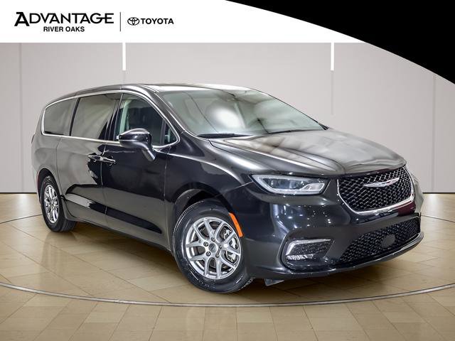 Used 2023 Chrysler Pacifica Touring-L image 2