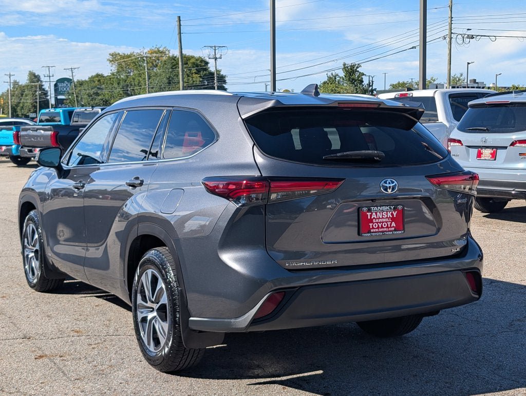 Certified 2022 Toyota Highlander XLE AWD/4WD image 5