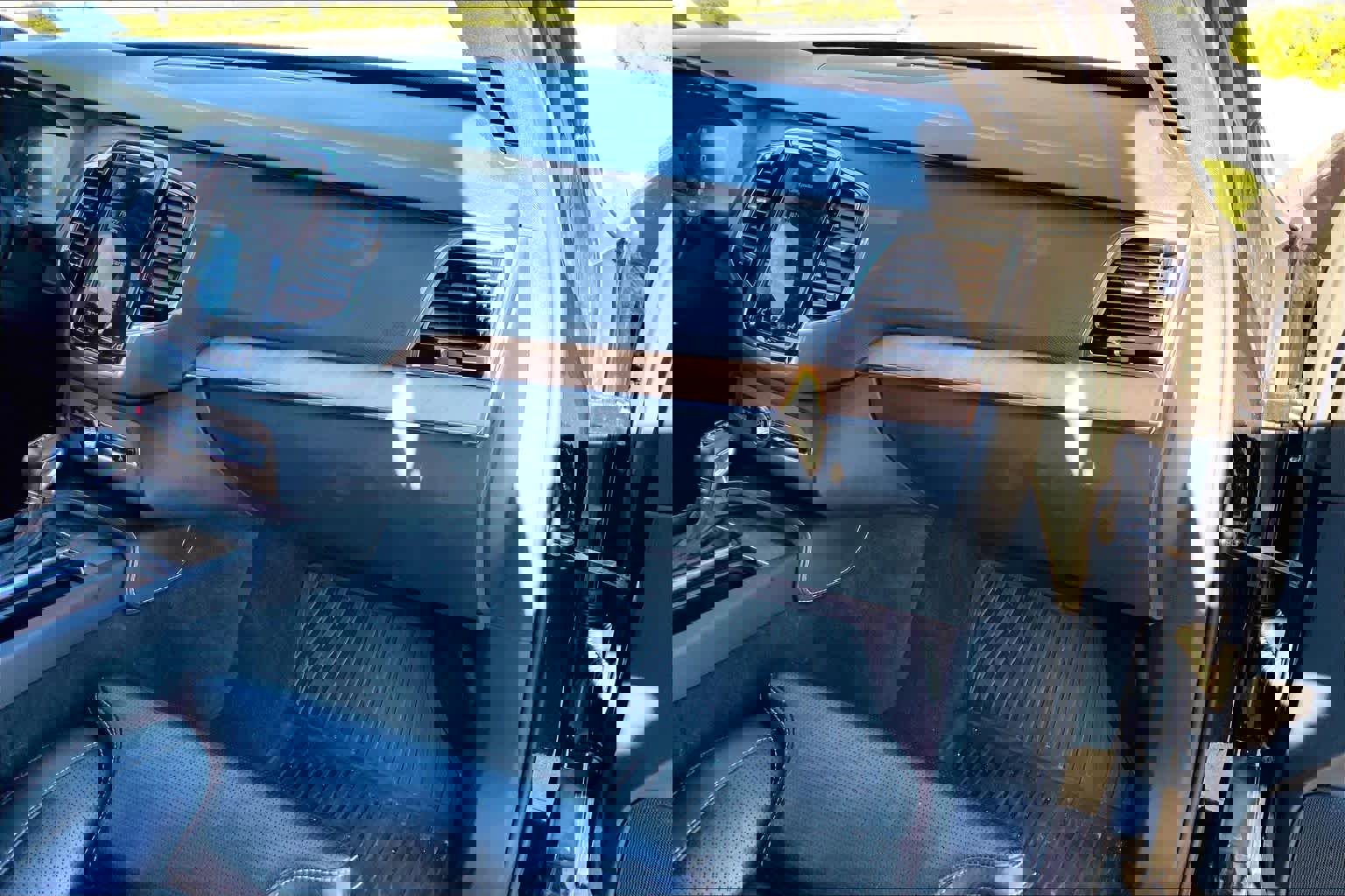 Used 2017 Volvo XC90 T6 Inscription w/ Vision Package image 18