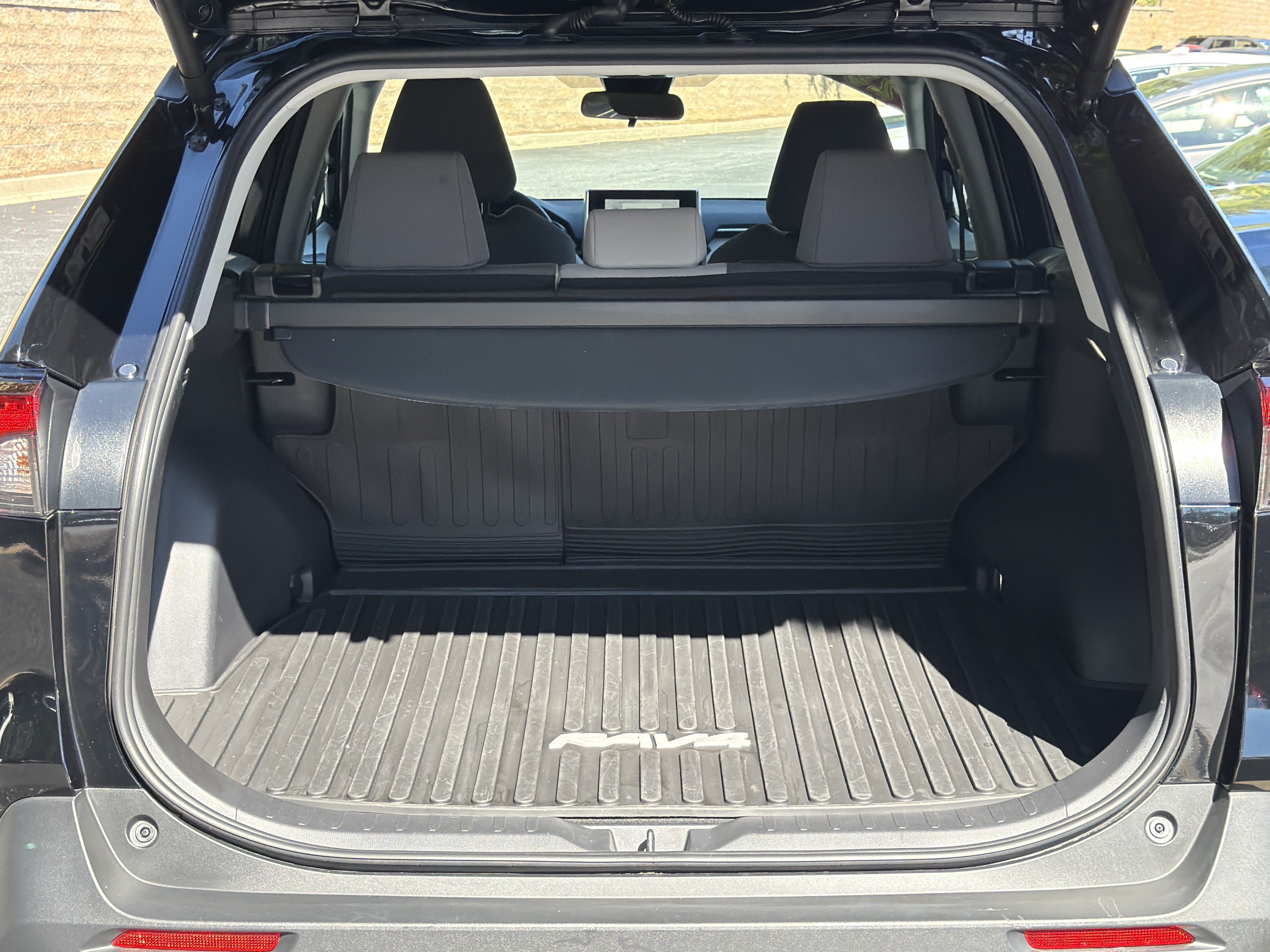 Used 2025 Toyota RAV4 XLE w/ Convenience Package FWD image 18