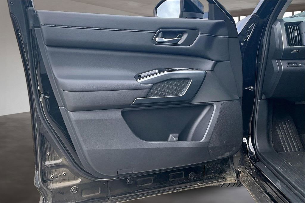 Used 2025 Nissan Pathfinder SL image 19