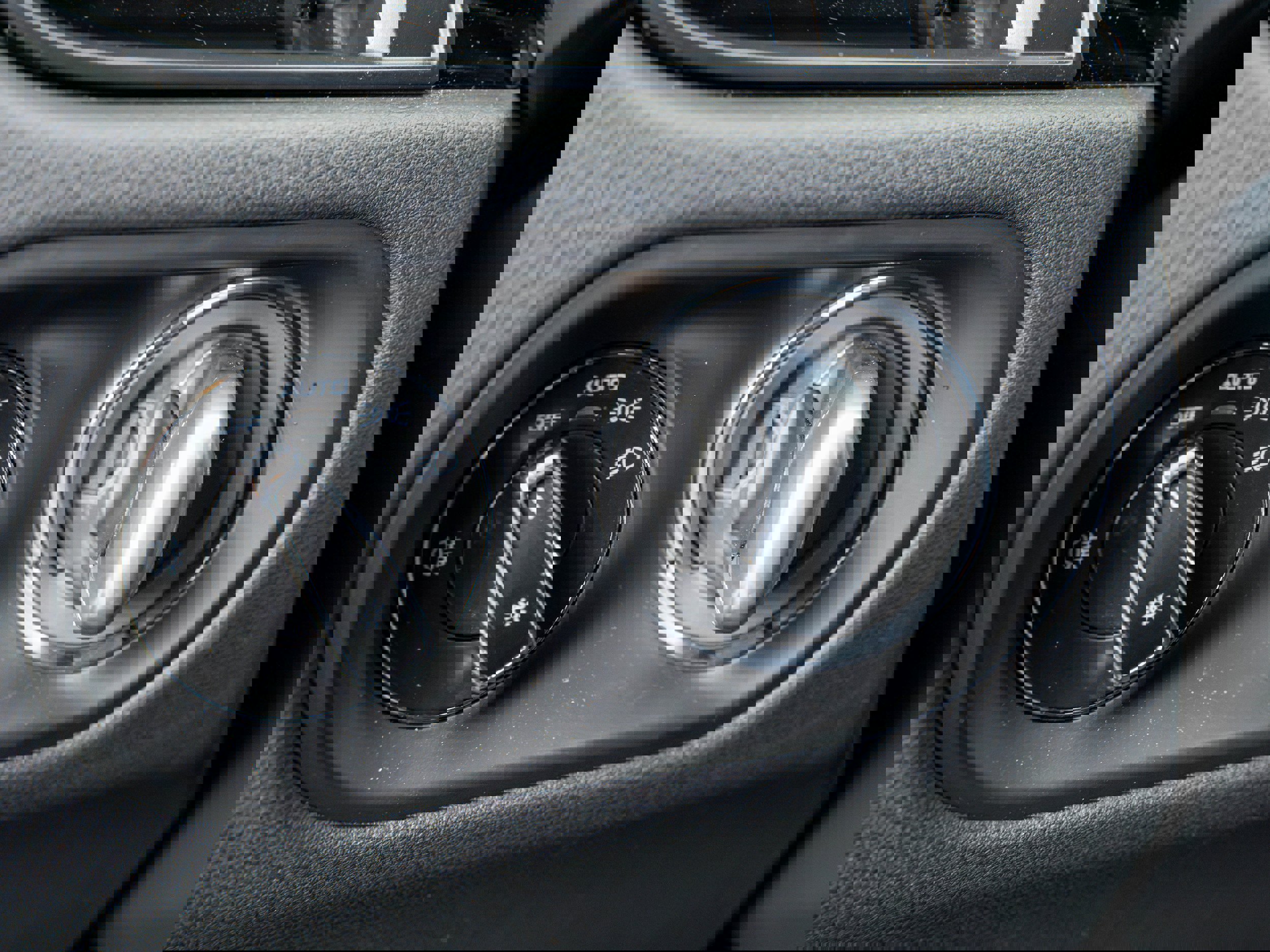 Certified 2025 Porsche Macan Turbo image 29