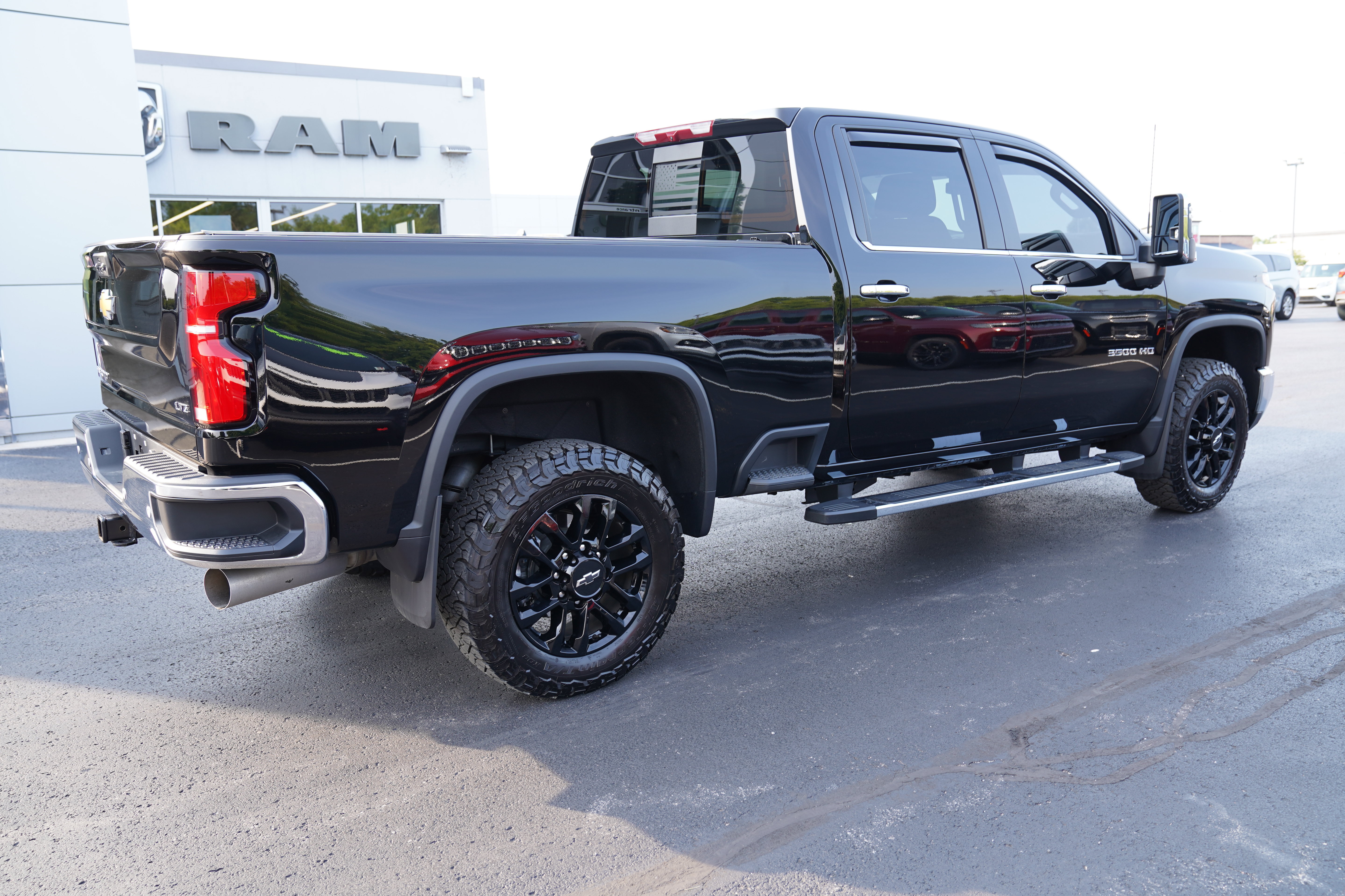 Used 2025 Chevrolet Silverado 3500 LTZ w/ LTZ Convenience Package AWD/4WD image 3