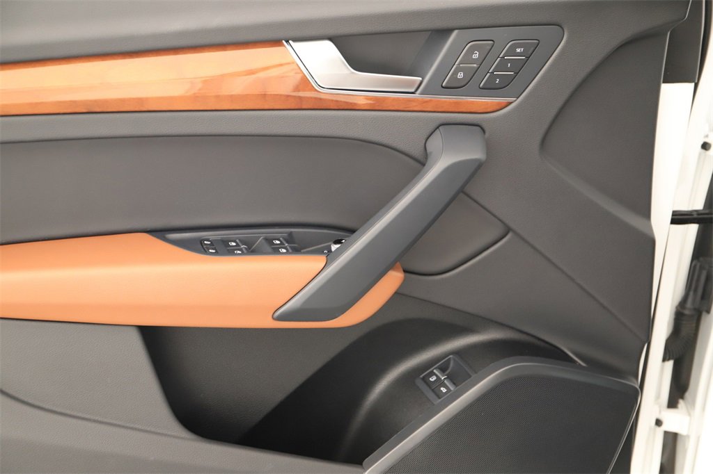 Used 2024 Audi Q5 e Premium w/ Convenience Package image 23