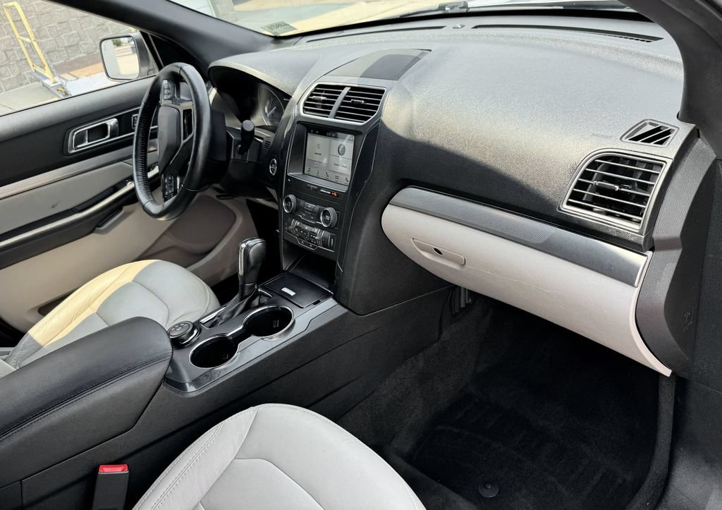 Used 2018 Ford Explorer XLT w/ Equipment Group 202A AWD/4WD image 31