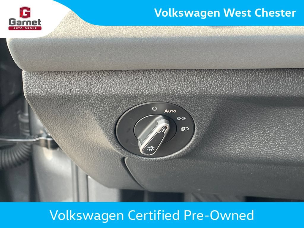 Certified 2025 Volkswagen Jetta SE w/ Black Wheel Package FWD image 17