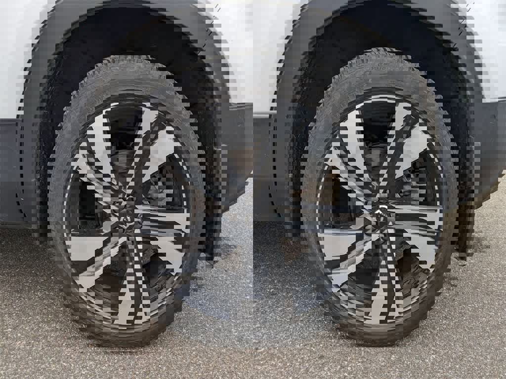 Used 2023 Volvo XC40 B5 Plus w/ Driver Assist Package image 31