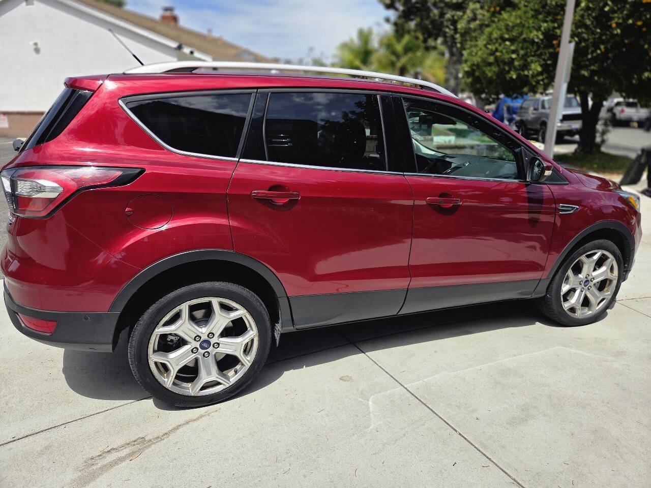 Used 2017 Ford Escape Titanium w/ Equipment Group 301A AWD/4WD image 18