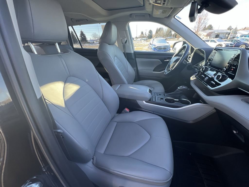Used 2021 Toyota Highlander XLE image 28