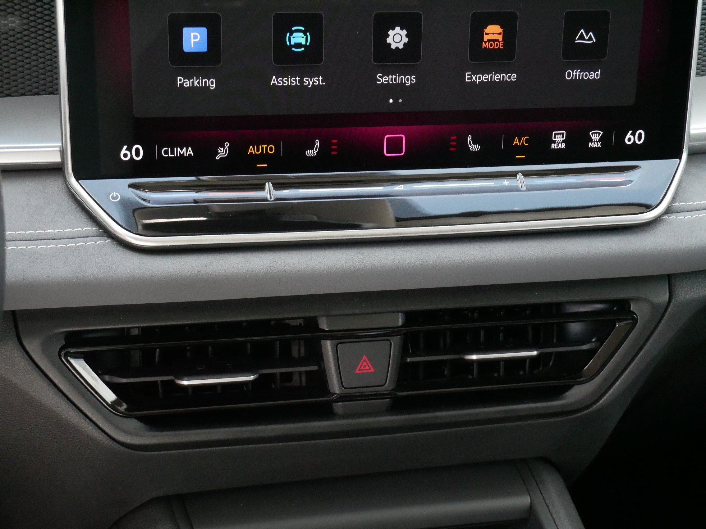 Certified 2025 Volkswagen Tiguan SE w/ Panoramic Sunroof Package AWD/4WD image 23